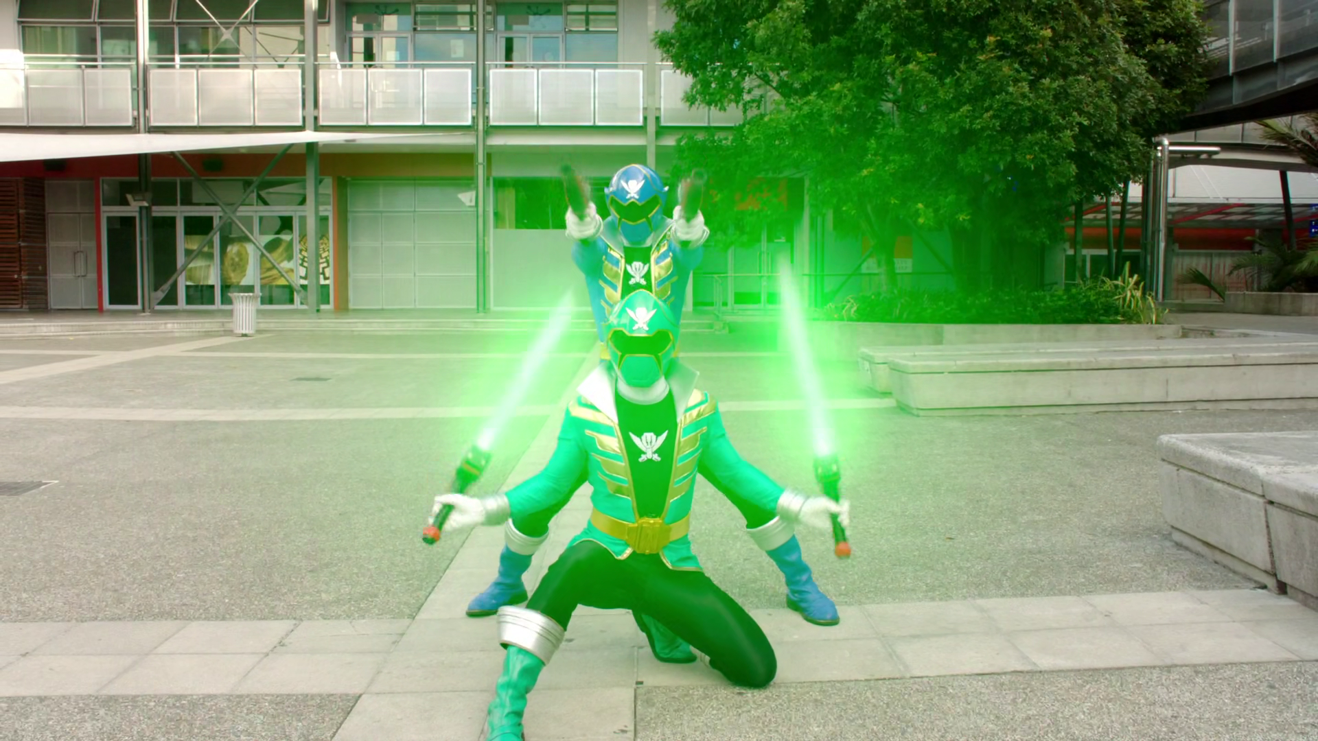 Power Rangers - 21x13 - The Grass Is Always Greener... Or Bluer